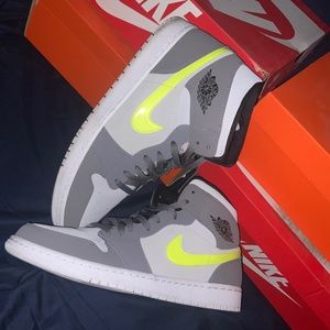 Jordan 1 Mid Gunsmoke Volt Size 12.5